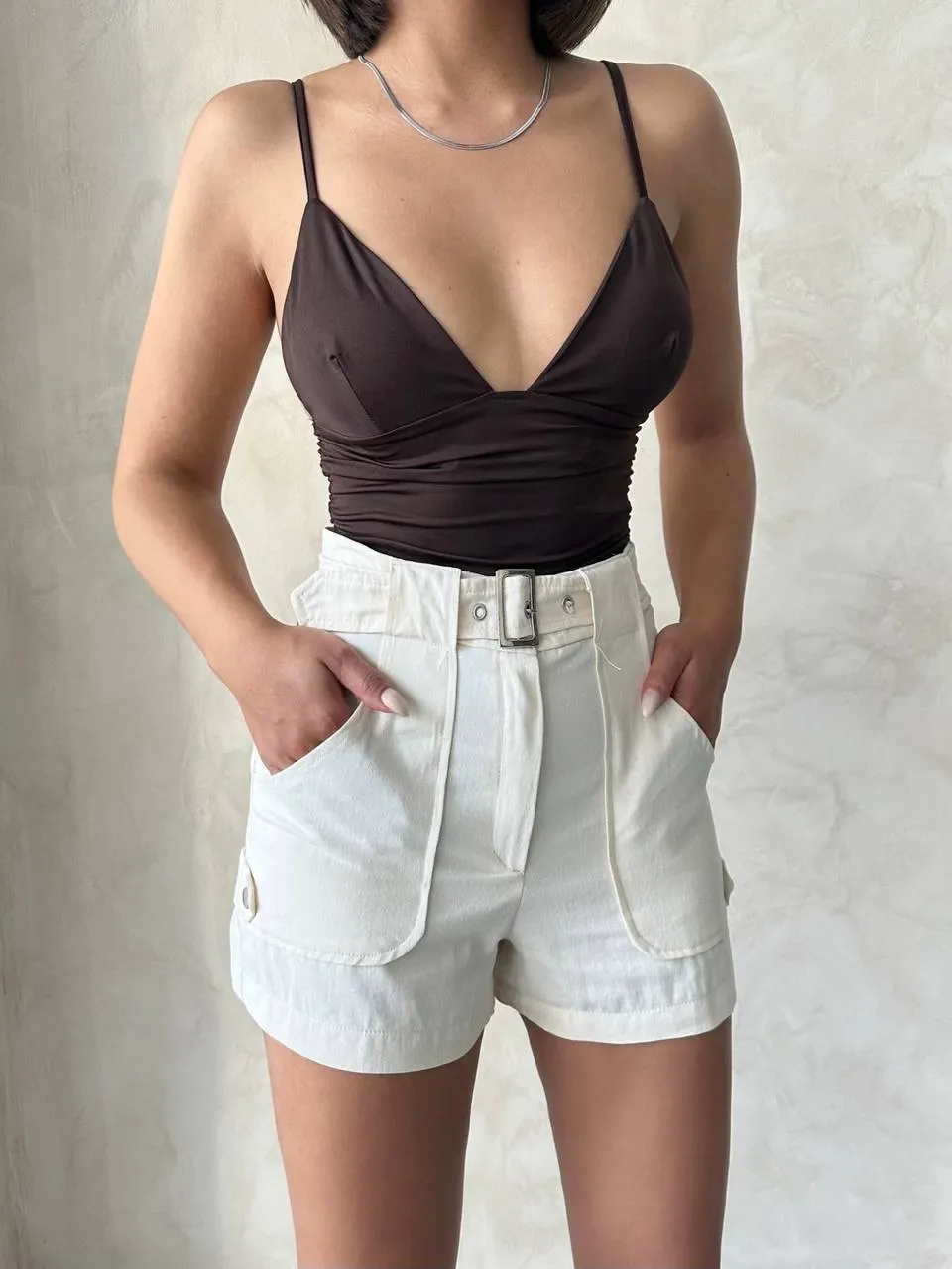 Kemer detaylı gabardin şort krem s25289 — görsel 5 · WF362352VX