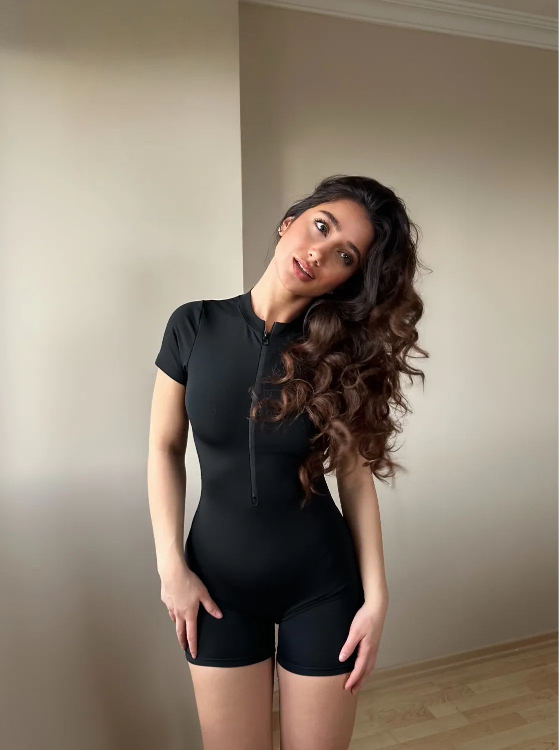 Siyah Fermuarlı Şort Tulum — görsel 4 · KV2025010197