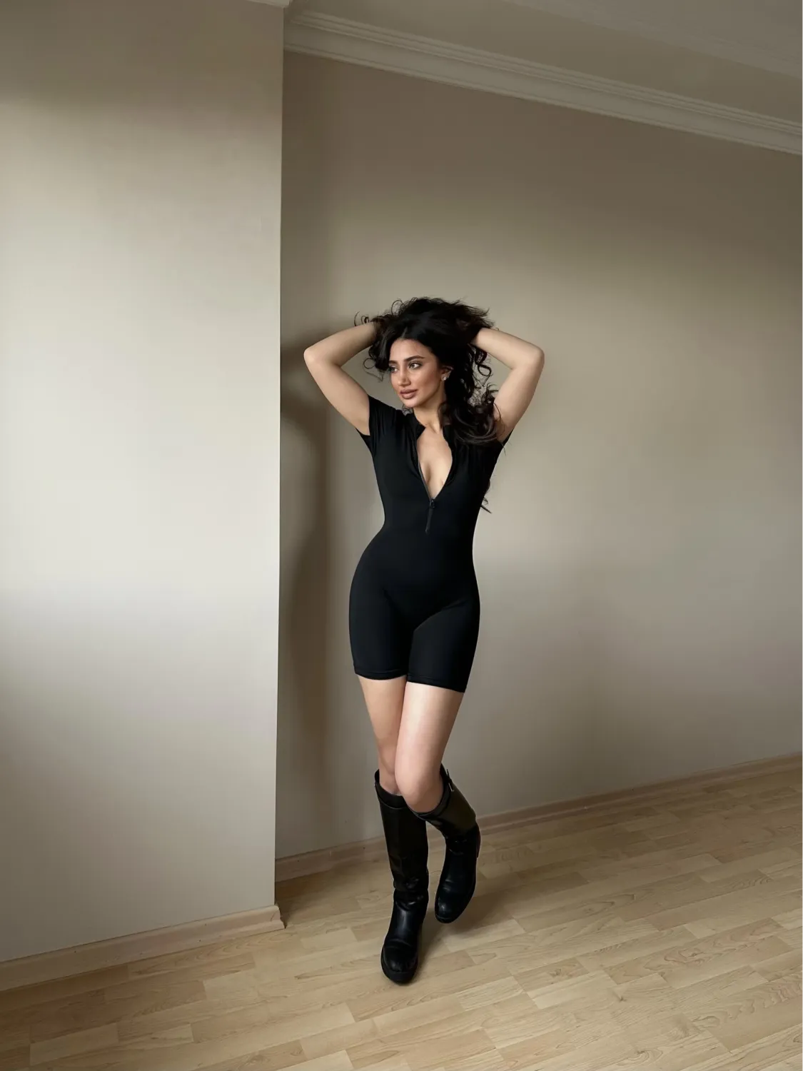 Siyah Fermuarlı Şort Tulum — görsel 5 · KV2025010197