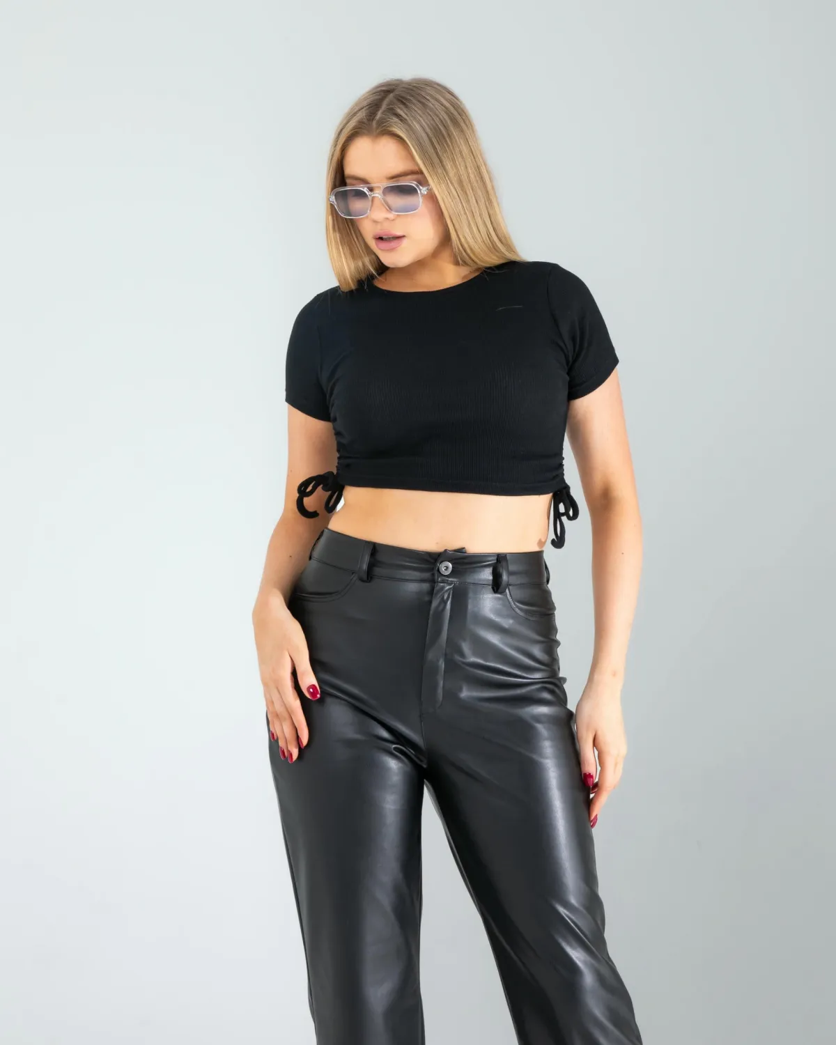 Siyah Yandan Büzgülü Crop — görsel 2 · KV2025010144