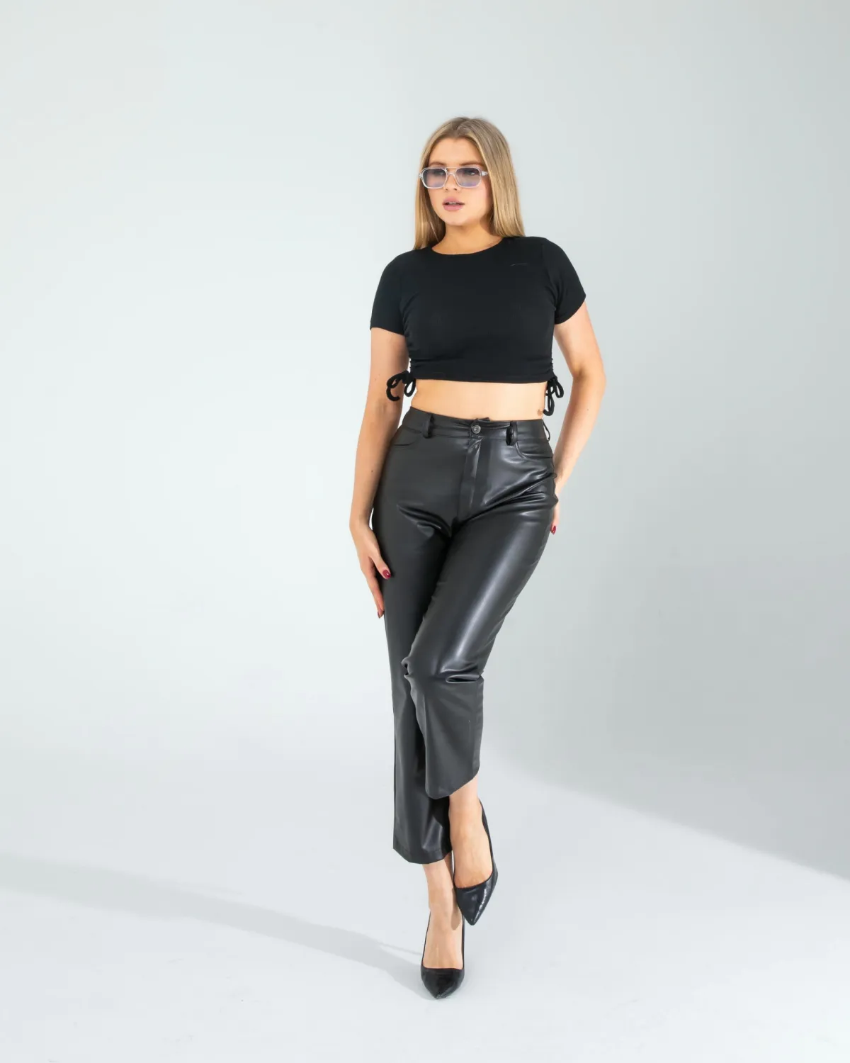 Siyah Yandan Büzgülü Crop — görsel 3 · KV2025010144
