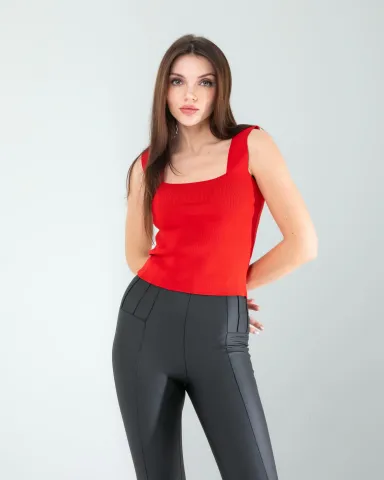 Kırmızı Kare Yaka Kalın Askı Triko Crop Bluz — görsel 3