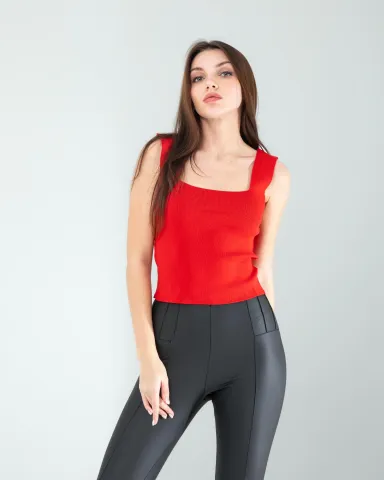 Kırmızı Kare Yaka Kalın Askı Triko Crop Bluz — görsel 1