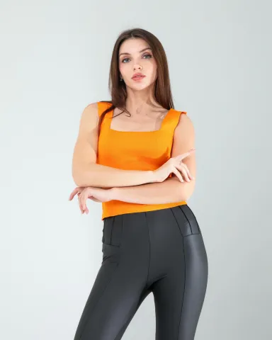 Turuncu Kare Yaka Kalın Askı Triko Crop Bluz — görsel 2